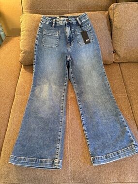 Kut from the Kloth Medium Blue High-Rise Wide Leg Jeans with Front Patch Pockets